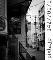 モノクロで街スナップ 142770171