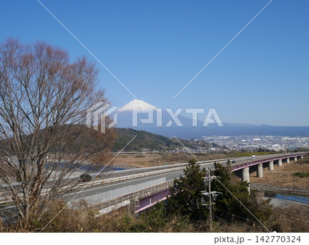 ネオパーサ富士川下りから望む富士山 ネオパーサ富士川下りから望む富士山 142770324