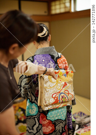 高級総絞り着物を試着している若い女性の笑顔 高級総絞り着物を試着している若い女性の笑顔 142771896