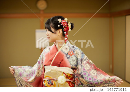 高級総絞り着物を試着している若い女性の笑顔 高級総絞り着物を試着している若い女性の笑顔 142771911
