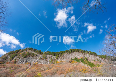 紅葉真っ盛りの奈良県曽爾村屏風岩公苑 紅葉真っ盛りの奈良県曽爾村屏風岩公苑 142772344