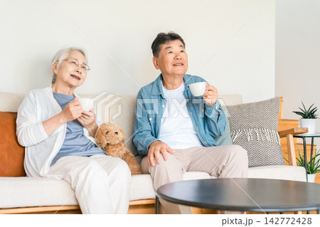 愛犬とマイホームで穏やかに暮らすシニア夫婦。安心で快適な老後の住まい 愛犬とマイホームで穏やかに暮らすシニア夫婦。安心で快適な老後の住まい 142772428