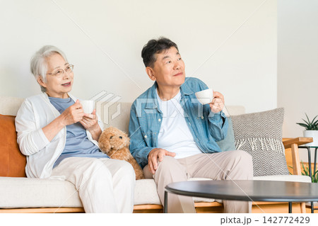 愛犬とマイホームで穏やかに暮らすシニア夫婦。安心で快適な老後の住まい 愛犬とマイホームで穏やかに暮らすシニア夫婦。安心で快適な老後の住まい 142772429