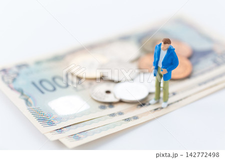 若い男性の人形とお金 白バック 若い男性の人形とお金 白バック 142772498