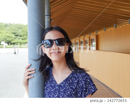 真夏の浜名湖ガーデンパークで遊んでいる可愛い女子中学生の姿 142772653
