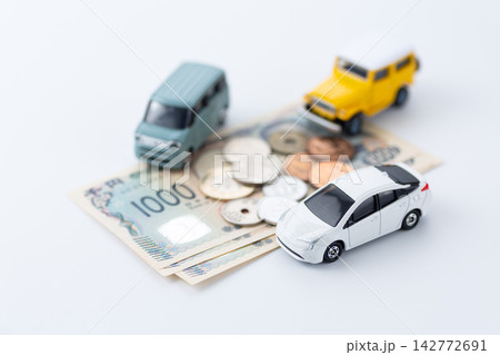 自動車とお金 白バック 自動車とお金 白バック 142772691