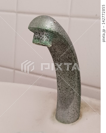 古いトイレの水栓と給水金具の経年劣化 古いトイレの水栓と給水金具の経年劣化 142772855