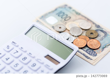 白い電卓とお金 白バック 白い電卓とお金 白バック 142773069