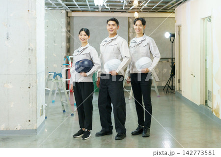 建築現場に立つ若い日本人の男女のポートレート 142773581