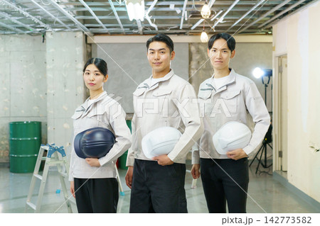 建築現場に立つ若い日本人の男女のポートレート 142773582