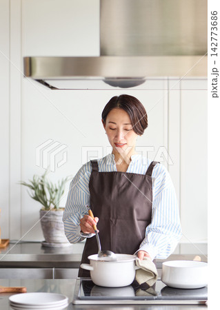 キッチンで調理する女性 キッチンで調理する女性 142773686