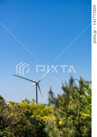 三重県 津市 青山高原 青空と風力発電の風車 三重県 津市 青山高原 青空と風力発電の風車 142773800