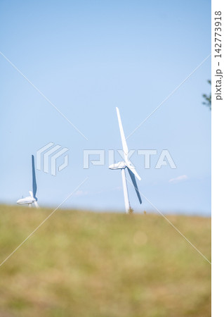 三重県 津市 青山高原 青空と風力発電の風車 三重県 津市 青山高原 青空と風力発電の風車 142773918