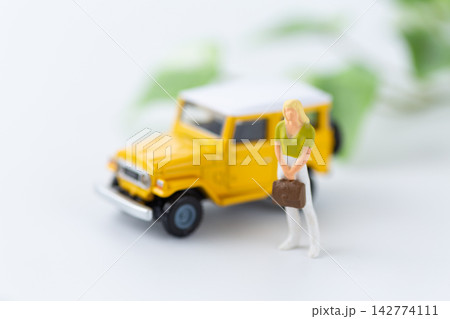 自動車と若い女性の人形 自動車と若い女性の人形 142774111