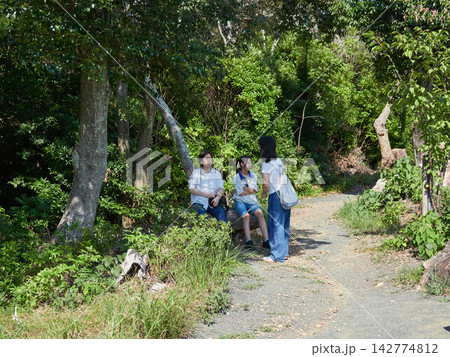 真夏の観光名所浜名湖舘山寺の散策道で休憩する親子たちの姿 142774812