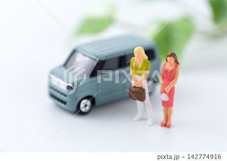 自動車と若い女性の人形 自動車と若い女性の人形 142774916