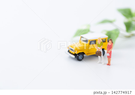 自動車と若い女性の人形 自動車と若い女性の人形 142774917