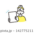シンプル　イラスト　テスト結果や合格証を笑顔で見せる小学生の女の子 ベクターイラスト 142775211