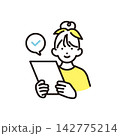シンプル　イラスト　書類の内容をチェックする小学生の女の子 ベクターイラスト 142775214