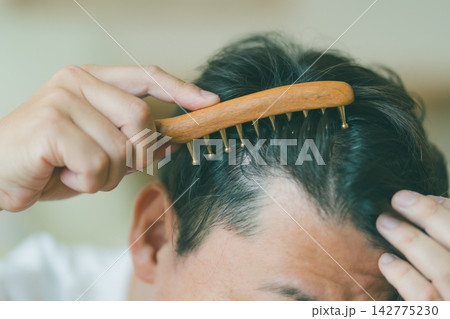 くし型かっさで頭皮マッサージするヘアケアタイム 142775230