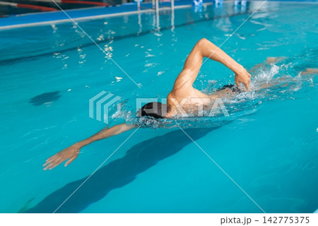 Male swimmer doing front crawl technique 142775375
