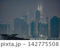 ペトロナスツインタワーとKLタワーを望むクアラルンプールの夜景 142775508