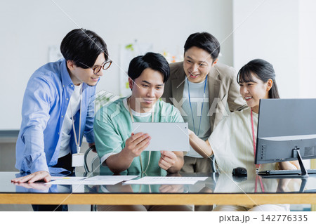 オフィスで働く若いエンジニア オフィスで働く若いエンジニア 142776335
