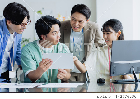 オフィスで働く若いエンジニア オフィスで働く若いエンジニア 142776336