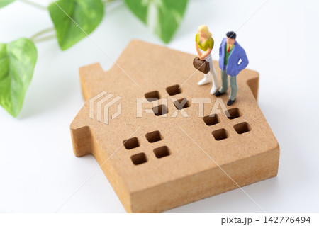 夫婦と住宅 142776494