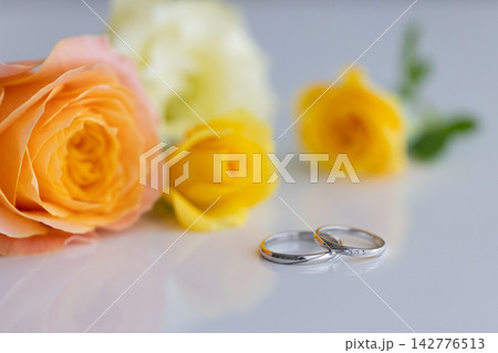 イエロー系のブーケと結婚指輪イメージ 142776513
