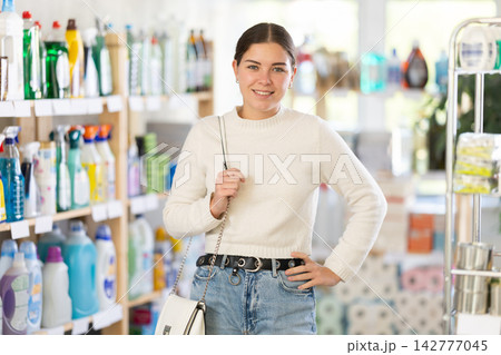 woman chooses household chemicals 142777045