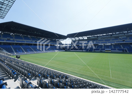 長崎スタジアムシティのサッカー専用スタジアムと併設ホテル・観客席の景観 長崎スタジアムシティのサッカー専用スタジアムと併設ホテル・観客席の景観 142777542