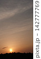 山に沈む夕日 142777769