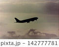 昭和60年頃 夕暮れの成田空港を離陸する航空機 142777781