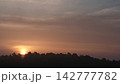 山に沈む夕日 142777782