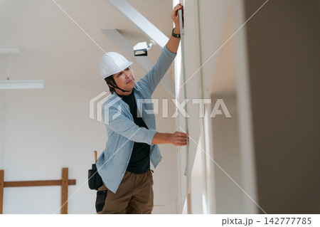 壁紙の修復をする男性作業員 142777785