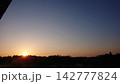 山に沈む夕日 142777824