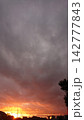 夕焼けに染まる空 142777843