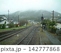 2002年頃 雨に煙る温泉地・由布院駅の鉄道風景 142777868