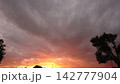 夕焼けに染まる雲 142777904