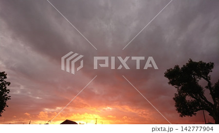 夕焼けに染まる雲 夕焼けに染まる雲 142777904