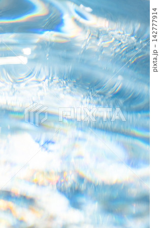 ひんやりとした水面　夏色のイメージ素材 142777914