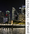 リバーサイドからのシンガポールの夜景 142778023