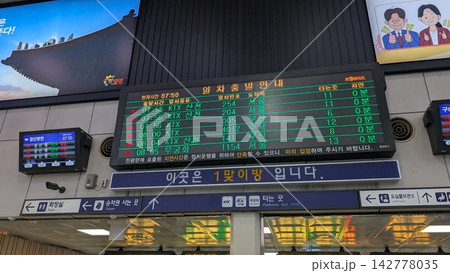 東大邱駅に表示された列車出発案内板 142778035