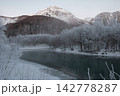 朝焼けに染まる焼岳と水辺に広がる白い霧氷の木立ちが描く冬の上高地 142778287