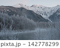 朝焼けに染まる冠雪の穂高連峰と霧氷の林が美しく映える冬の上高地 142778299