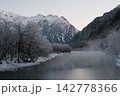 川霧が立ち上る大正池と朝焼けの穂高連峰・霧氷の木立ちが美しく描く冬の上高地 142778366