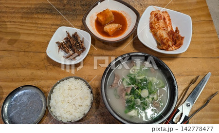 白濁スープのソルロンタンと韓国のおかず 白濁スープのソルロンタンと韓国のおかず 142778477