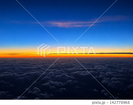 雲海に広がる青とオレンジの空 雲海に広がる青とオレンジの空 142778968