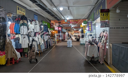 広蔵市場の衣料品店が並ぶ屋内通路 広蔵市場の衣料品店が並ぶ屋内通路 142778997